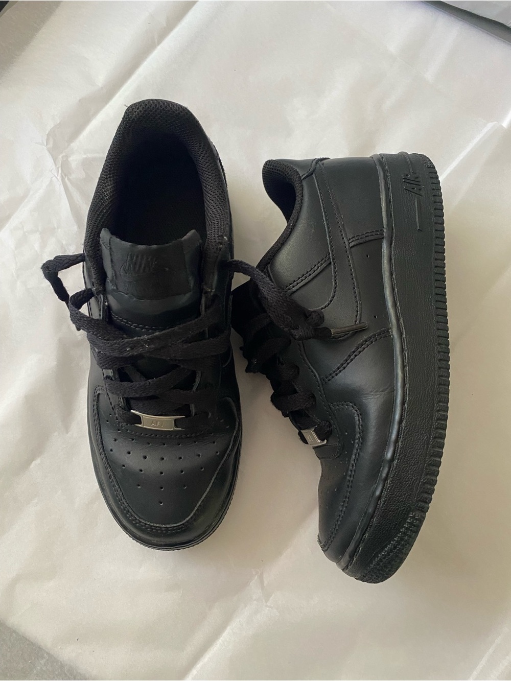 Nike Boys Air Force 1 Black Low-Top Leather Sneakers size 4